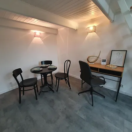 Frida-podwale-balcony-free-parking-wifi Vratislav